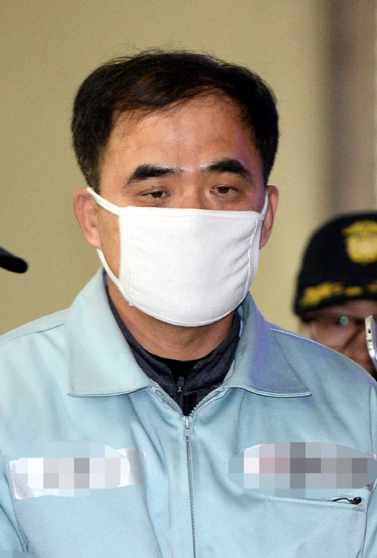 김종 전 문화체육관광부 차관이 24일 오전 '박근혜 정부의 최순실 등 민간인 국정농단 사건 수사 특별검사팀' 서울 대치동 사무실에 첫 공개소환되고 있다.